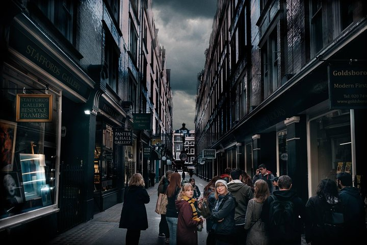 Step into the magical world of Harry Potter among London’s iconic streets where fans gather to explore hidden locations and fun trivia reliving unforgettable moments from the series.